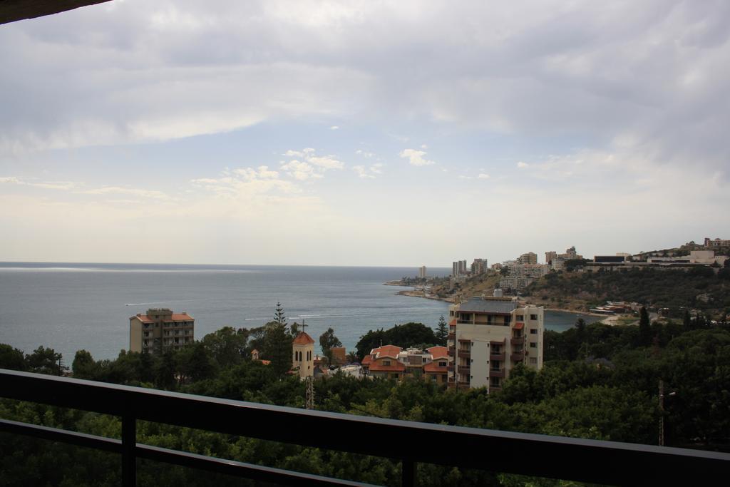 Camelot Hotel Jounieh Esterno foto