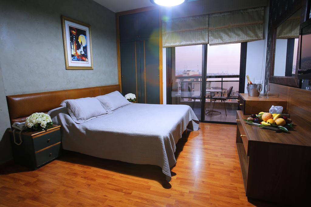 Camelot Hotel Jounieh Esterno foto