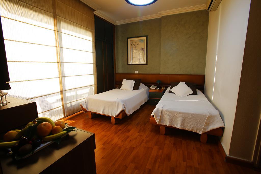 Camelot Hotel Jounieh Esterno foto