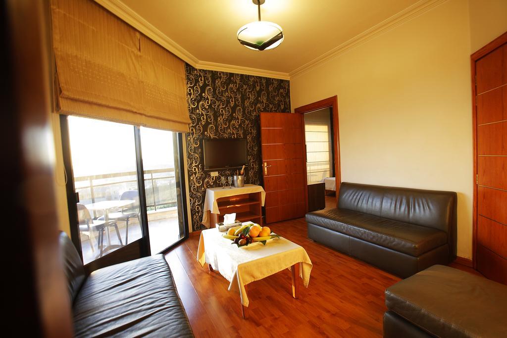 Camelot Hotel Jounieh Esterno foto