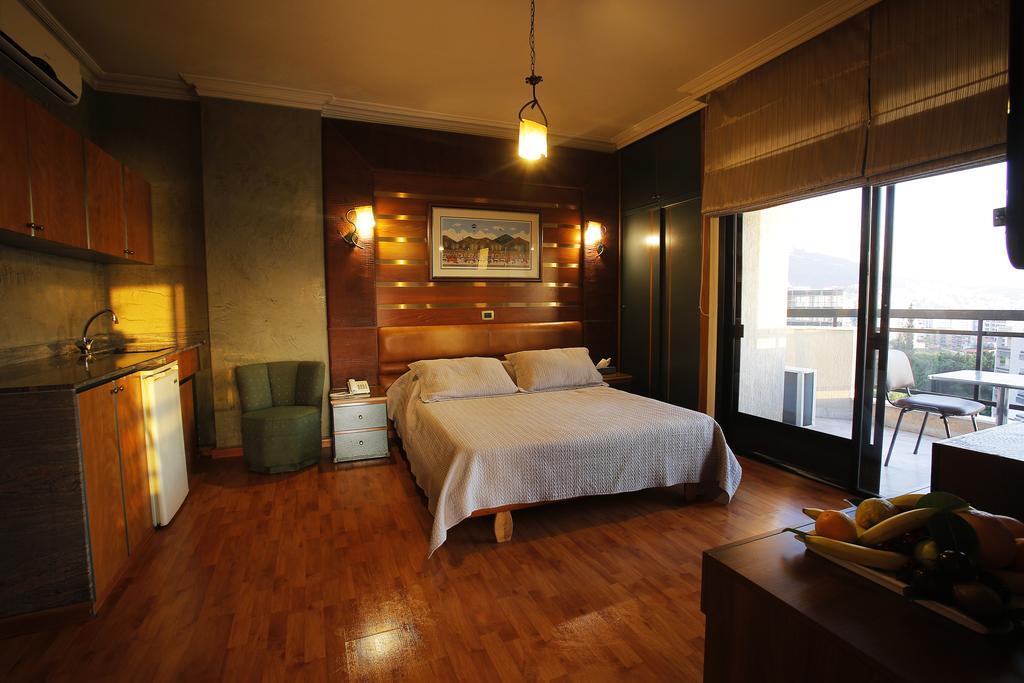 Camelot Hotel Jounieh Esterno foto