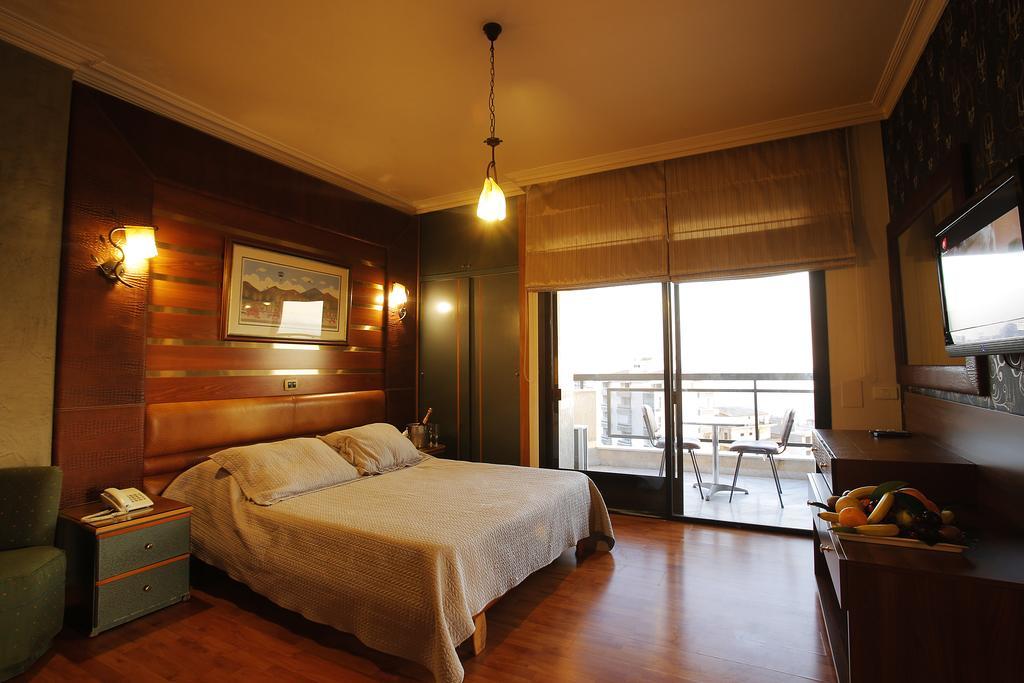 Camelot Hotel Jounieh Esterno foto