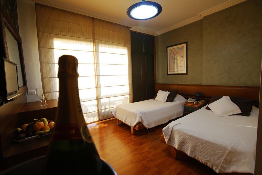 Camelot Hotel Jounieh Esterno foto