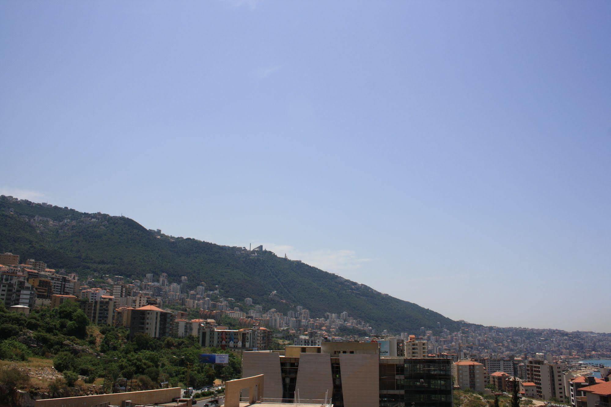 Camelot Hotel Jounieh Esterno foto