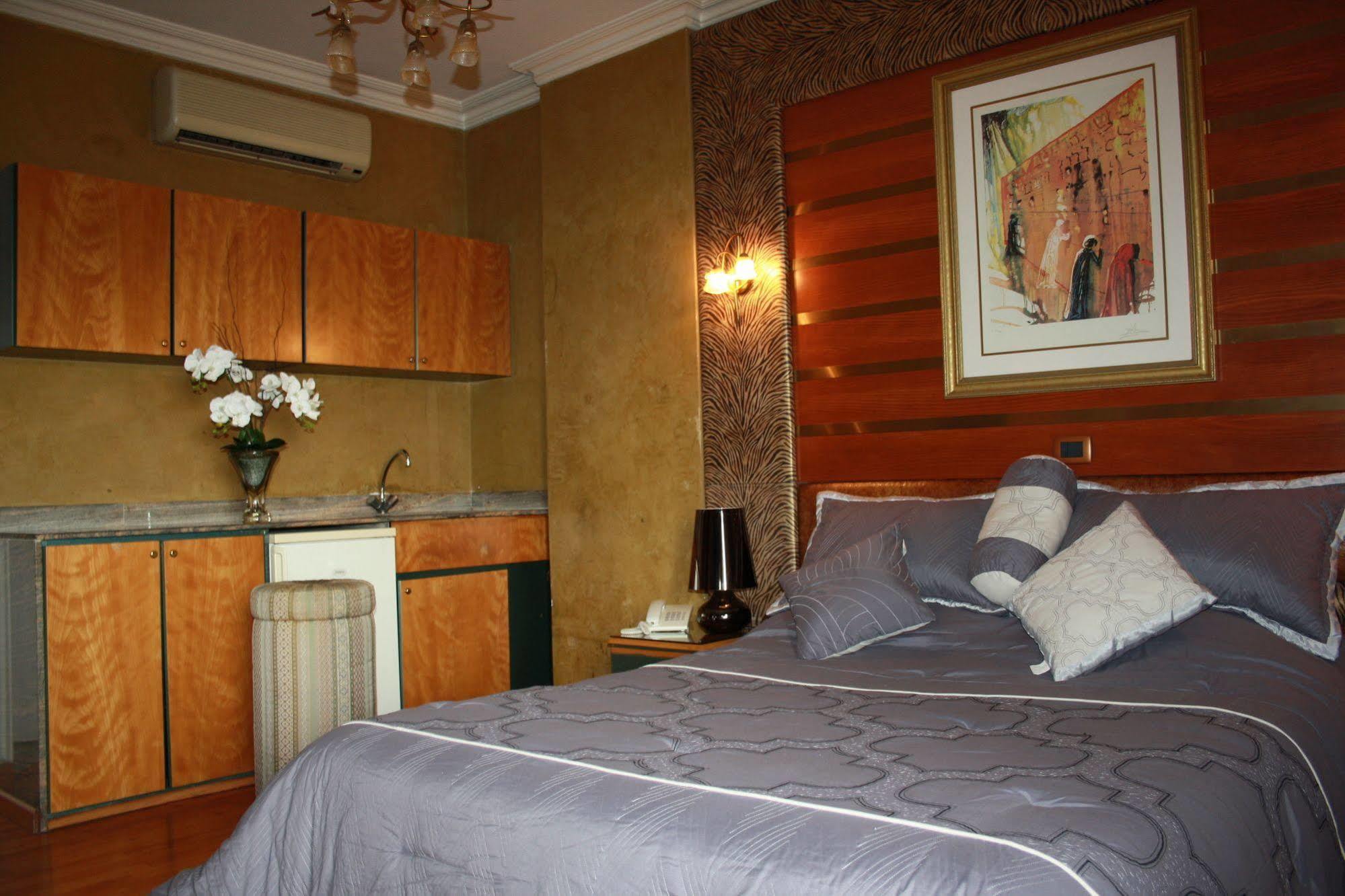 Camelot Hotel Jounieh Esterno foto