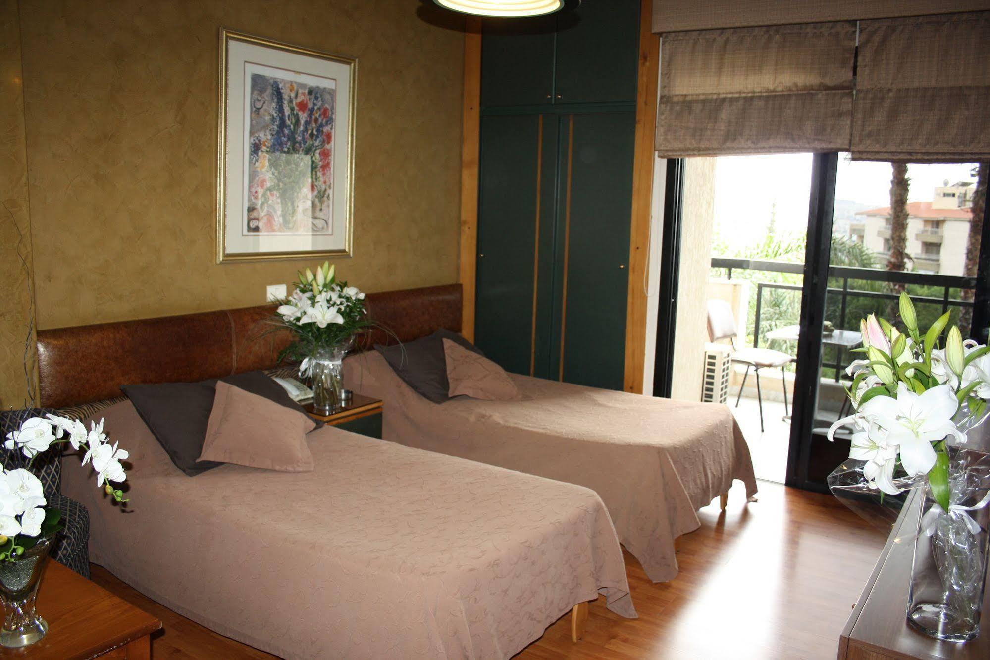 Camelot Hotel Jounieh Esterno foto