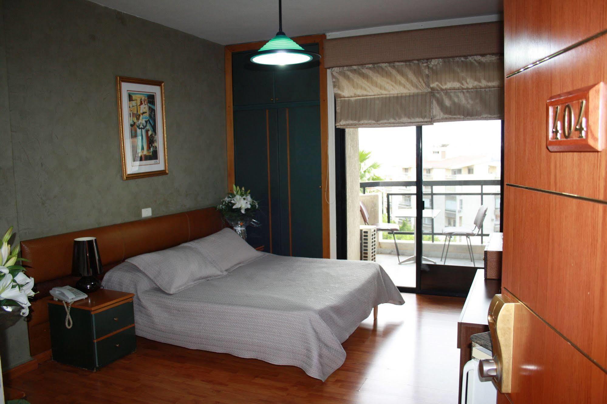 Camelot Hotel Jounieh Esterno foto