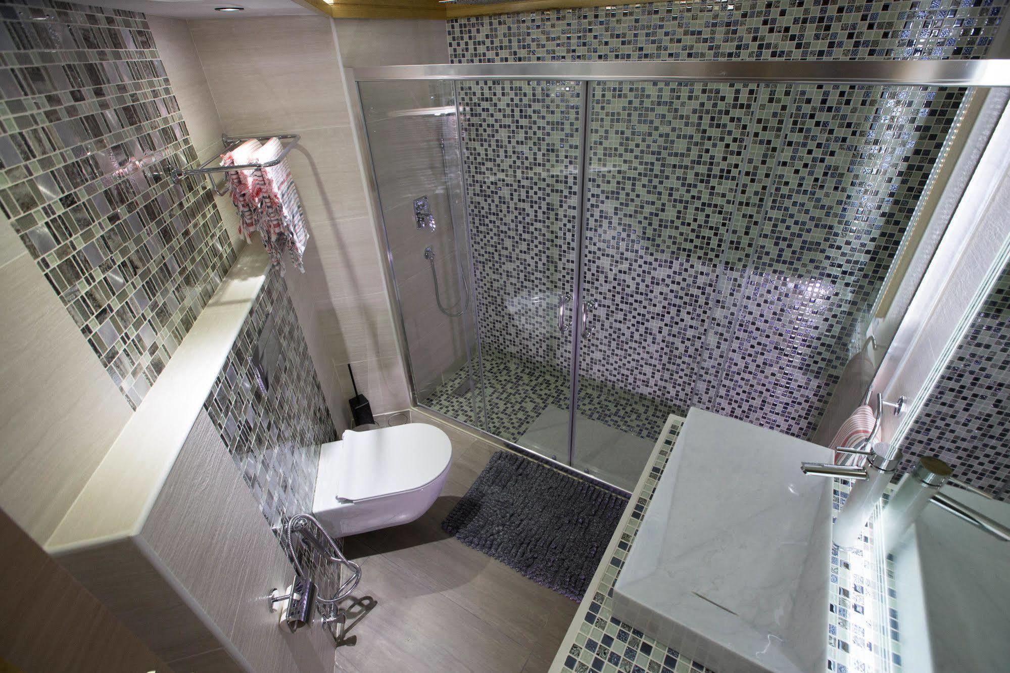 Camelot Hotel Jounieh Esterno foto