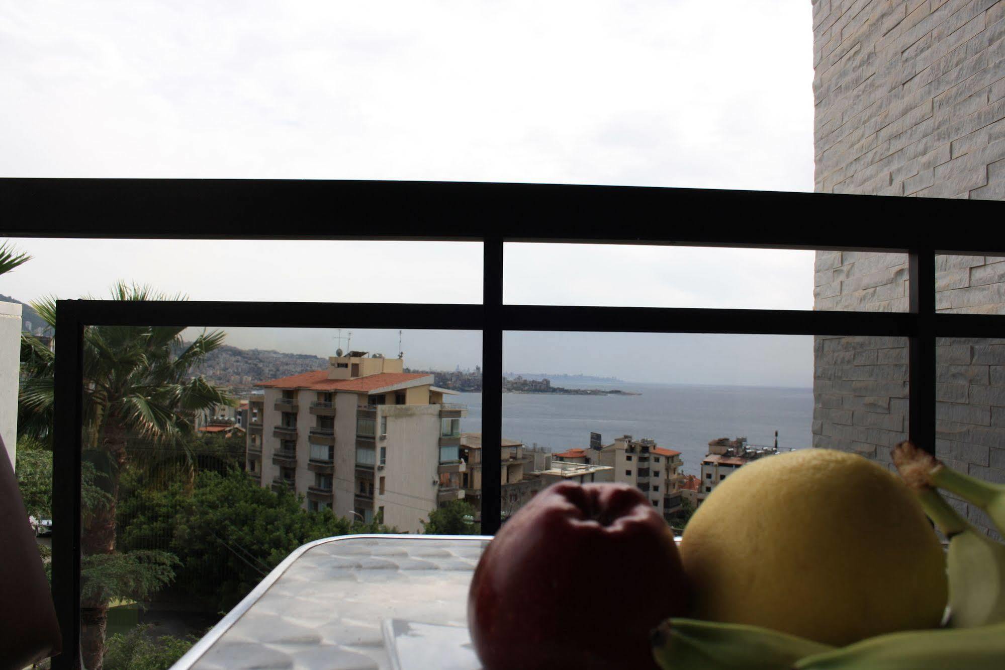 Camelot Hotel Jounieh Esterno foto