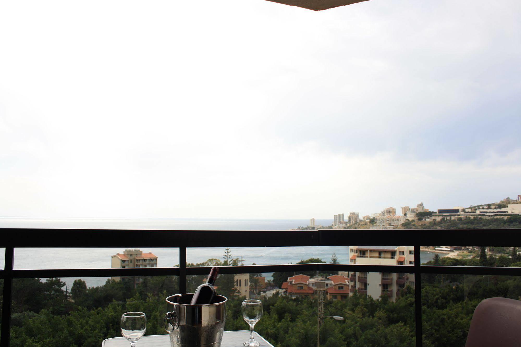 Camelot Hotel Jounieh Esterno foto