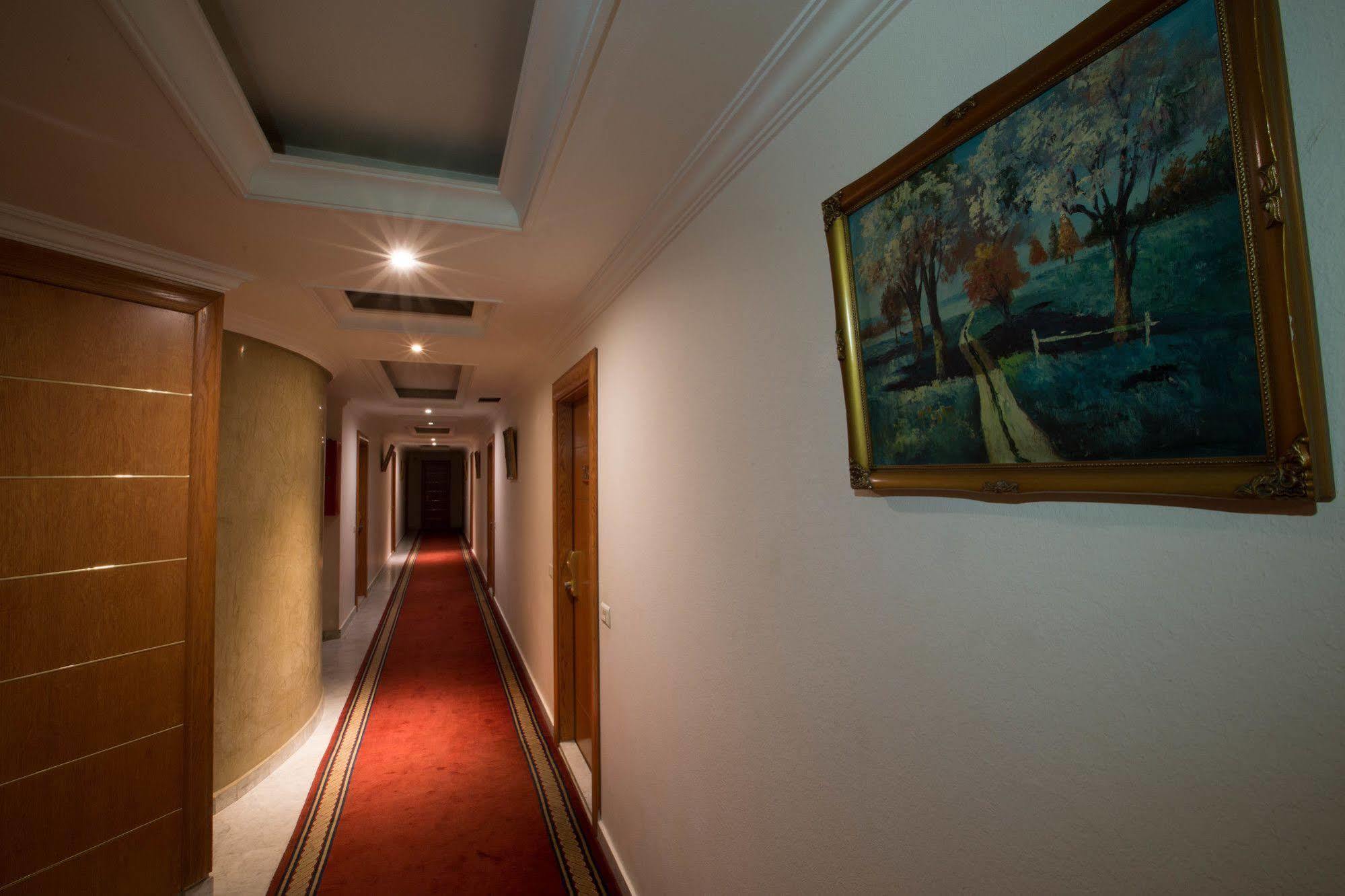 Camelot Hotel Jounieh Esterno foto